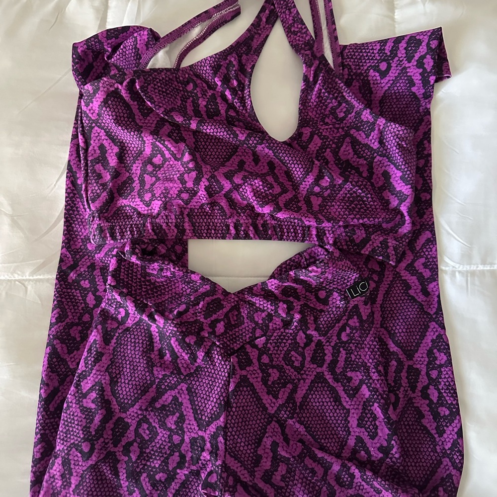 LiciFit set both the top and the V scrunch bottom legging. Great Value!